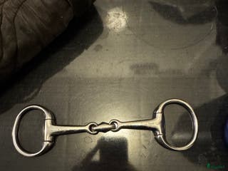 Bett hästutrustning till salu: Tre delat bett i Kimstad - Annons 24