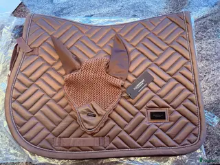 Schabrak & Vojlockar hästutrustning Equestrian schabrak Amaranth,Full. Matchande luva i Stockholm - Annons 18