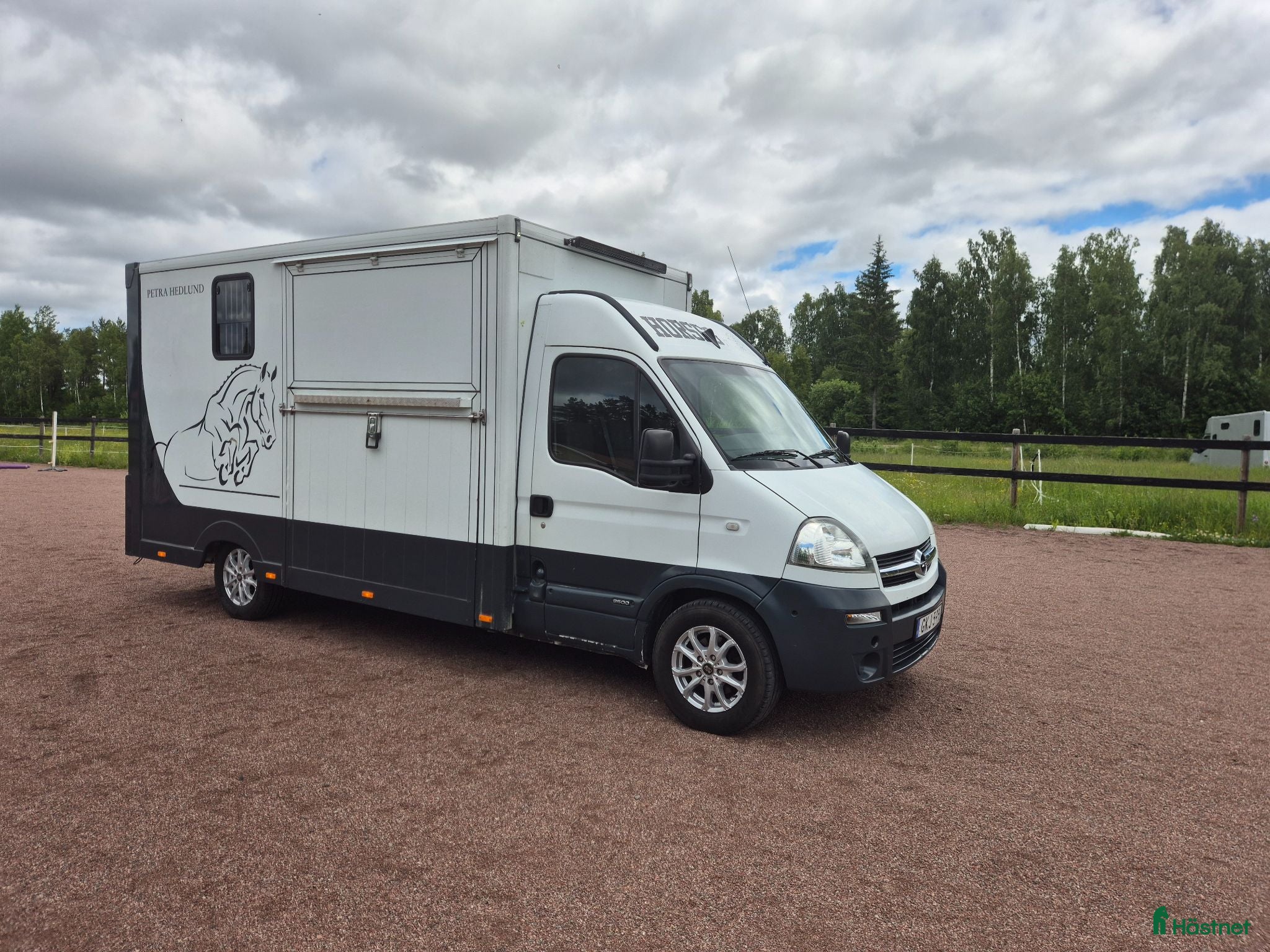Hästlastbilar  fordon & transport till salu: Bkortsbuss med xtra stoor sadelkammare  - Annons 1