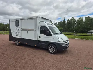 Hästlastbilar fordon & transport till salu: Bkortsbuss med xtra stoor sadelkammare - Annons 1
