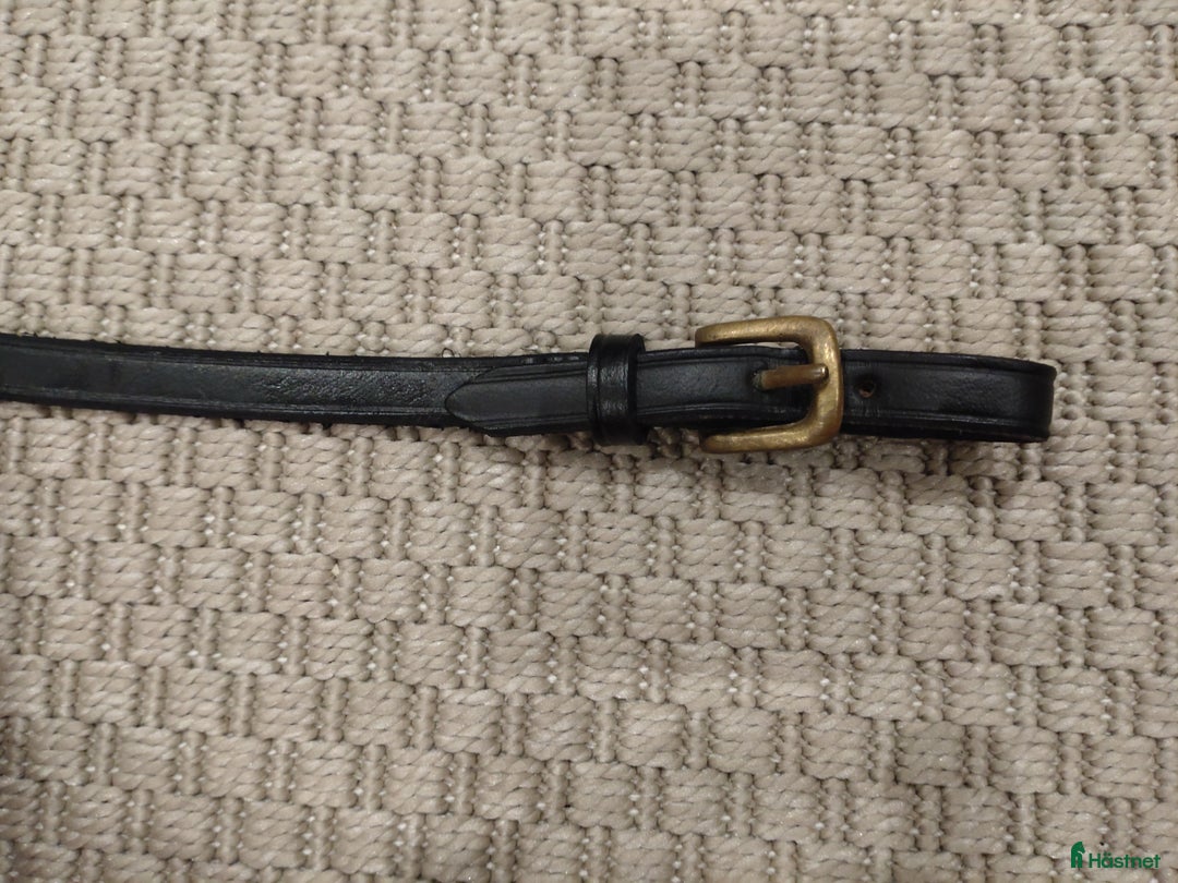 Träns hästutrustning till salu: Cavemore nosdel och tygel svart/ mässing  i Klippan - Annons 2