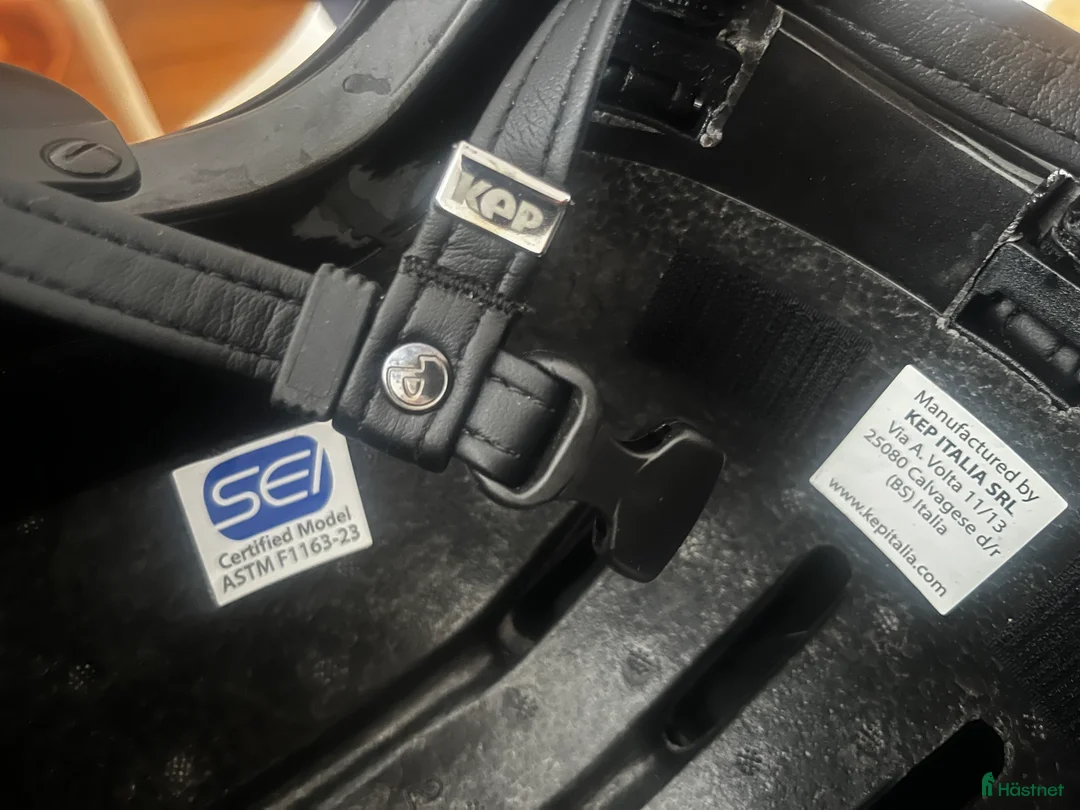 Hjälmar ryttarutrustning till salu: Kep solskärm svart , pris ink frakt  - Annons 10