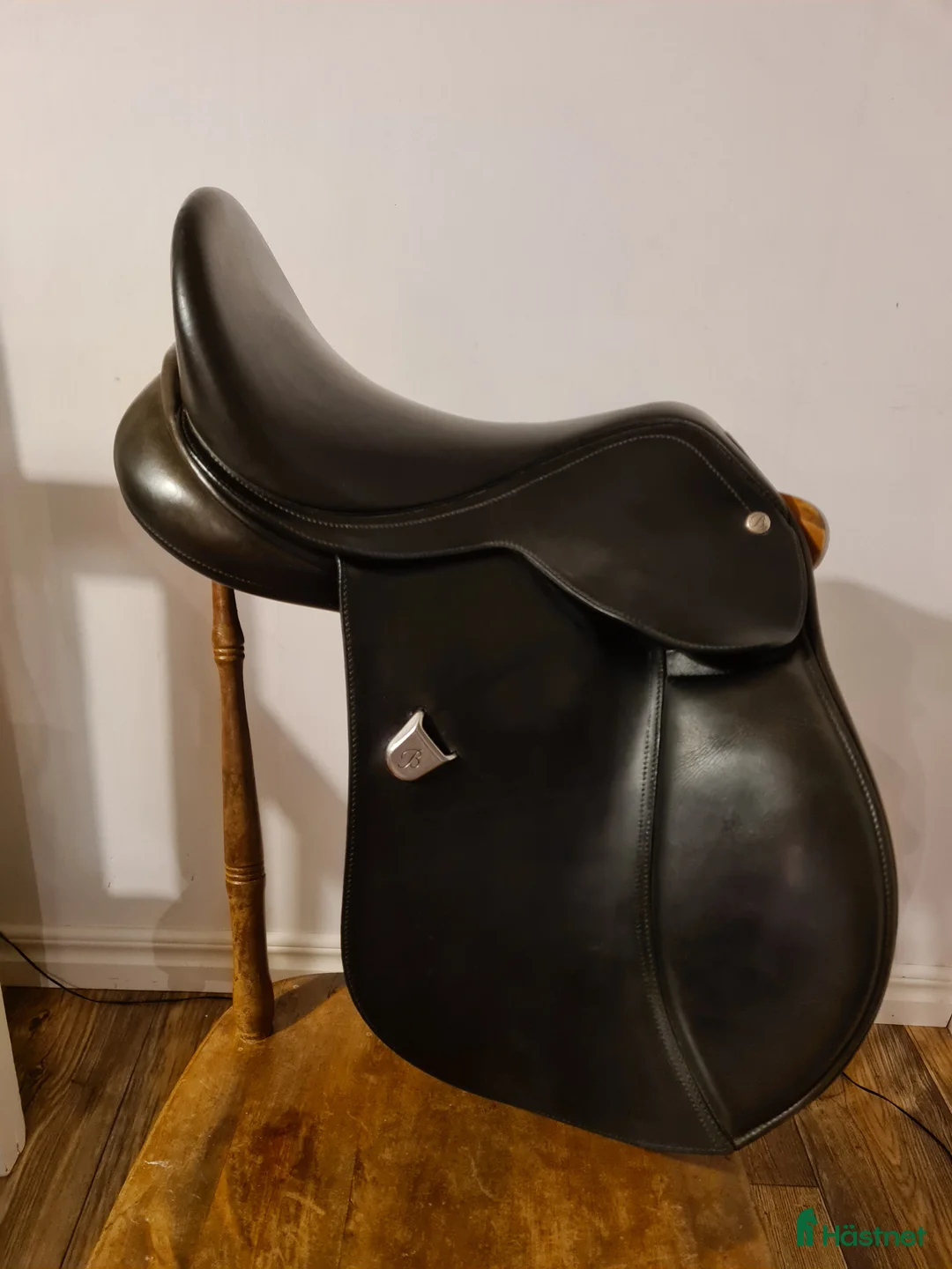 Sadlar hästutrustning till salu: Välvårdad Bates sadel - Annons 2