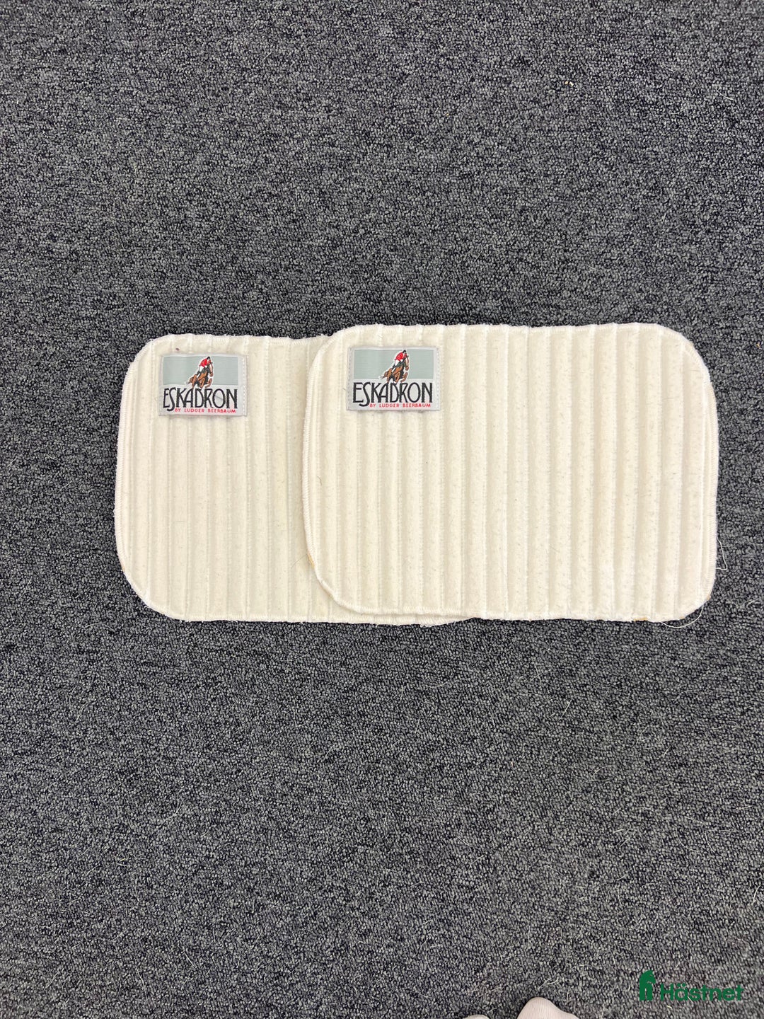 Benskydd hästutrustning till salu: Vita eskadron paddar i Upplands Väsby - Annons 1