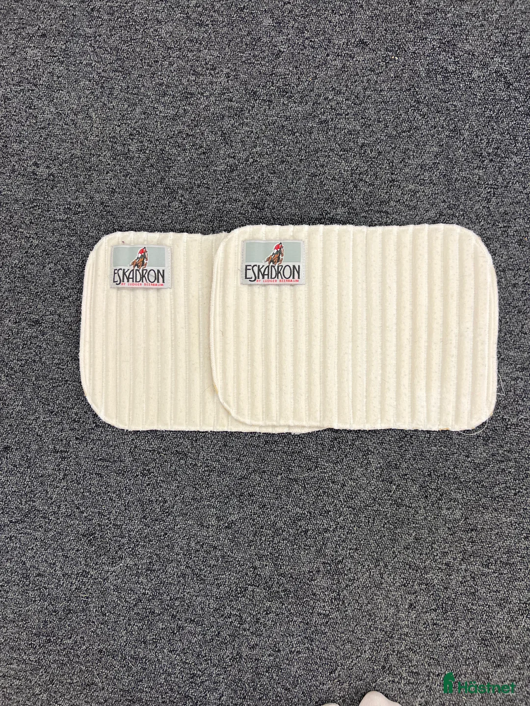 Benskydd hästutrustning till salu: Vita eskadron paddar i Upplands Väsby - Annons 1