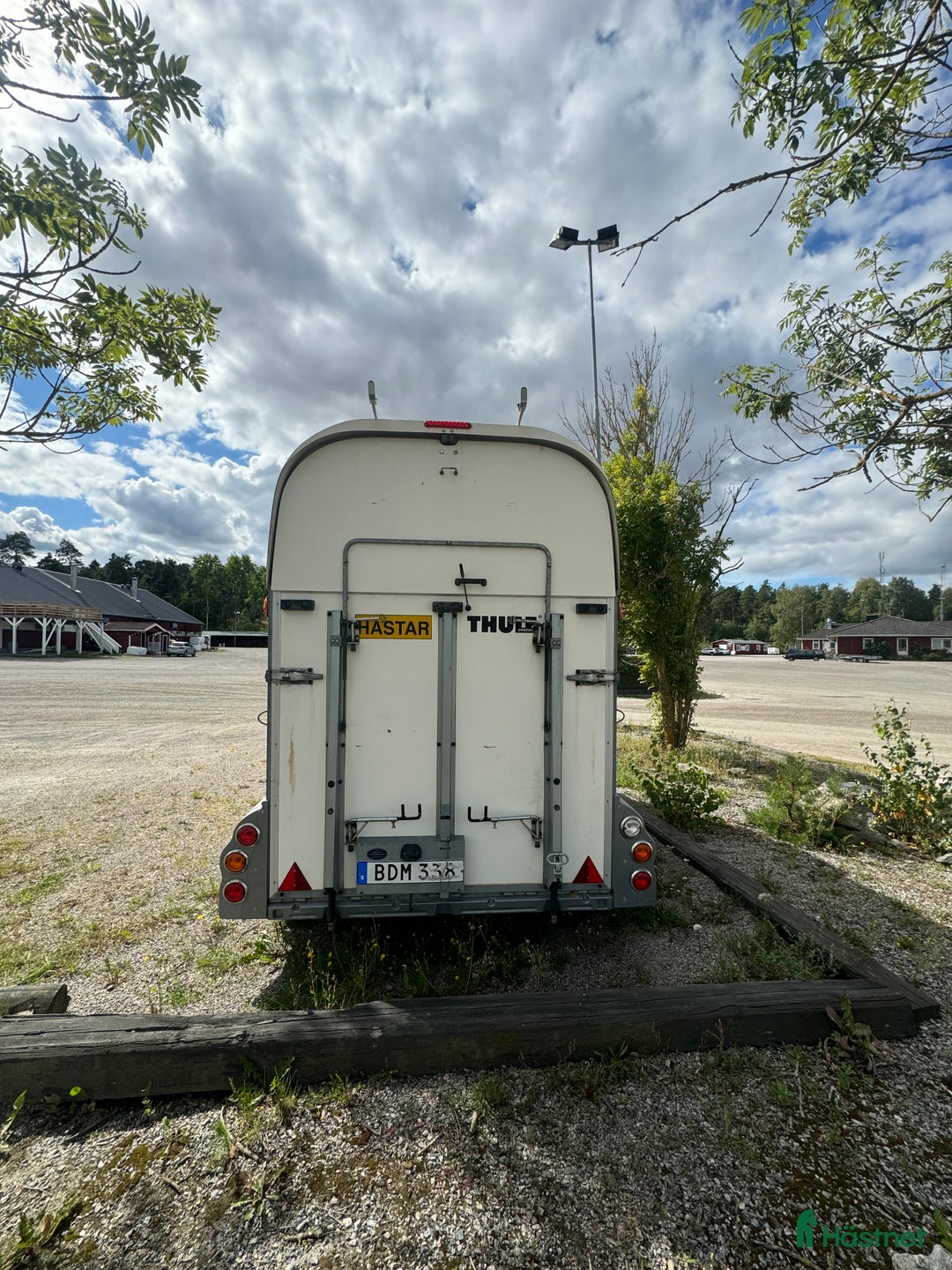 Hästtransporter  fordon & transport till salu: Välskött Thule Excellent med sulkyfästen!  i Eskilstuna - Annons 3