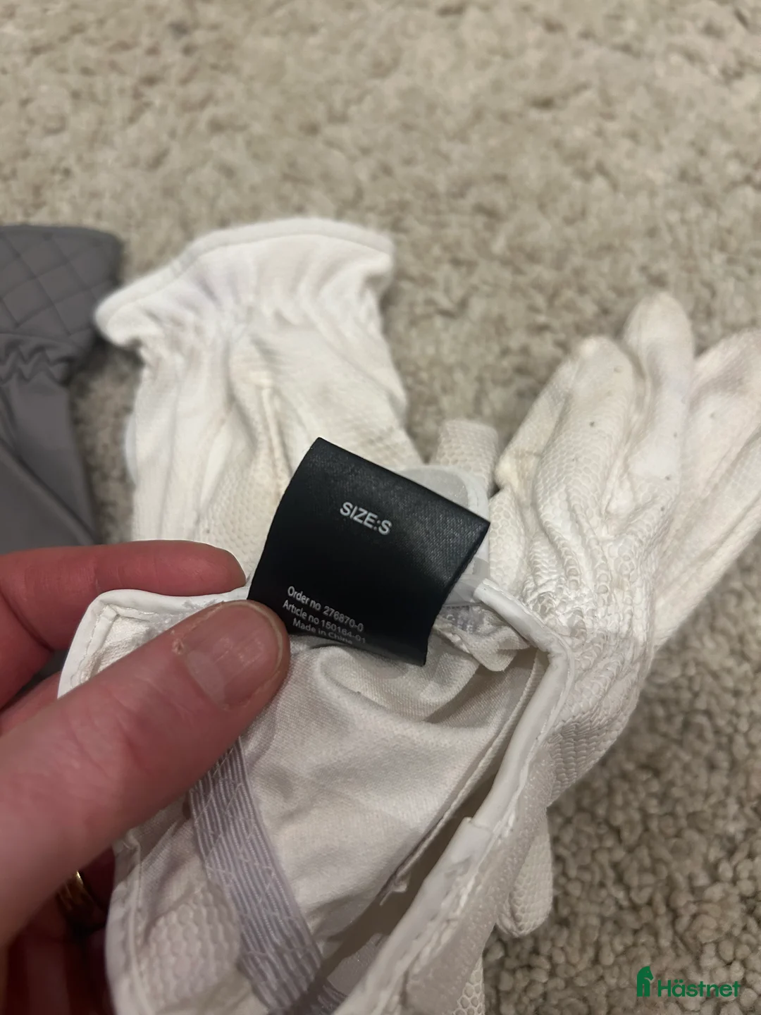 Övrigt Ridkläder ryttarutrustning till salu: Vita och grå ridhandskar xs/s i Enhörna - Annons 3