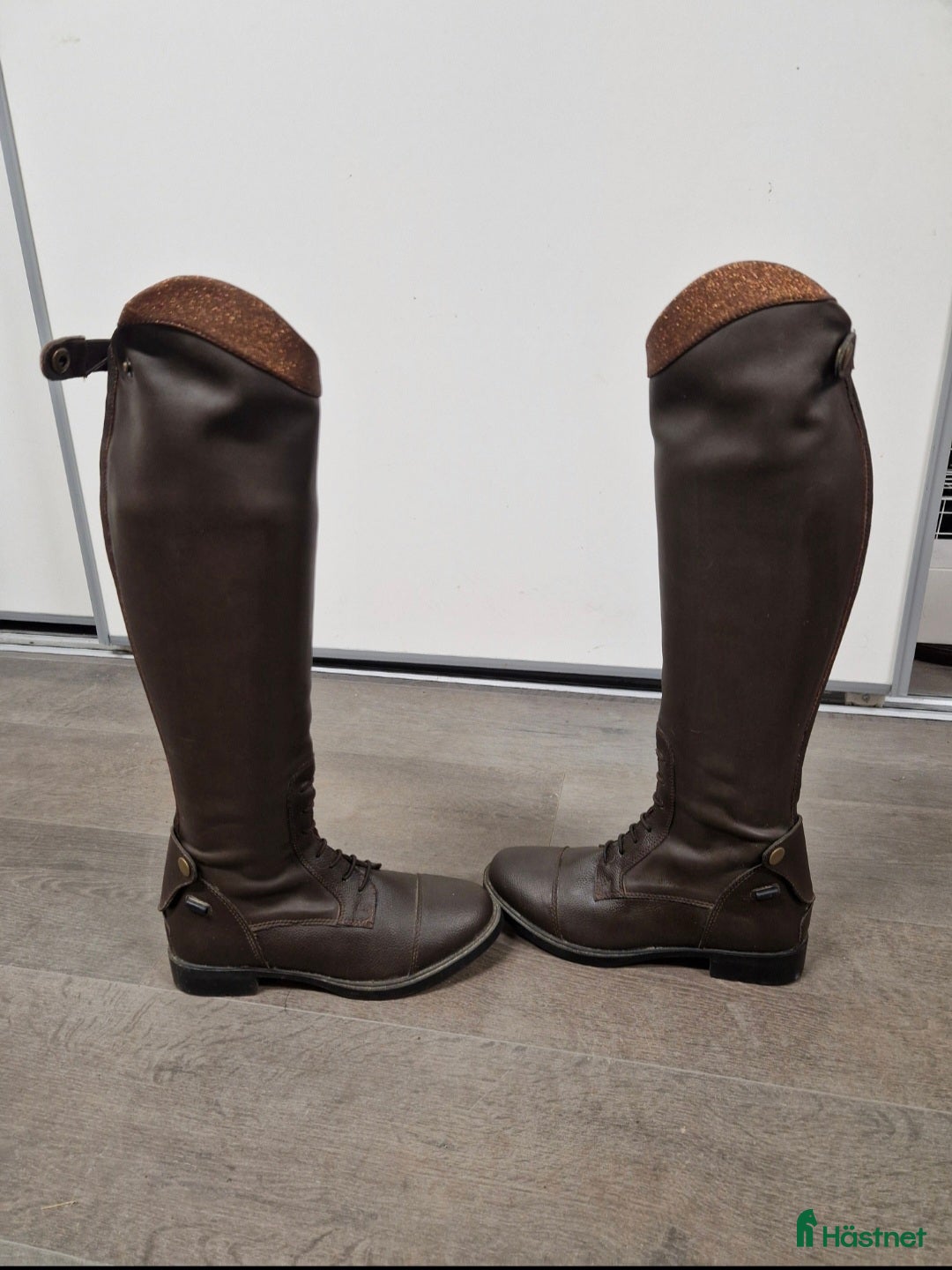 Ridstövlar ryttarutrustning till salu: Brun glitter ridstövlar  i Vassmolösa - Annons 1