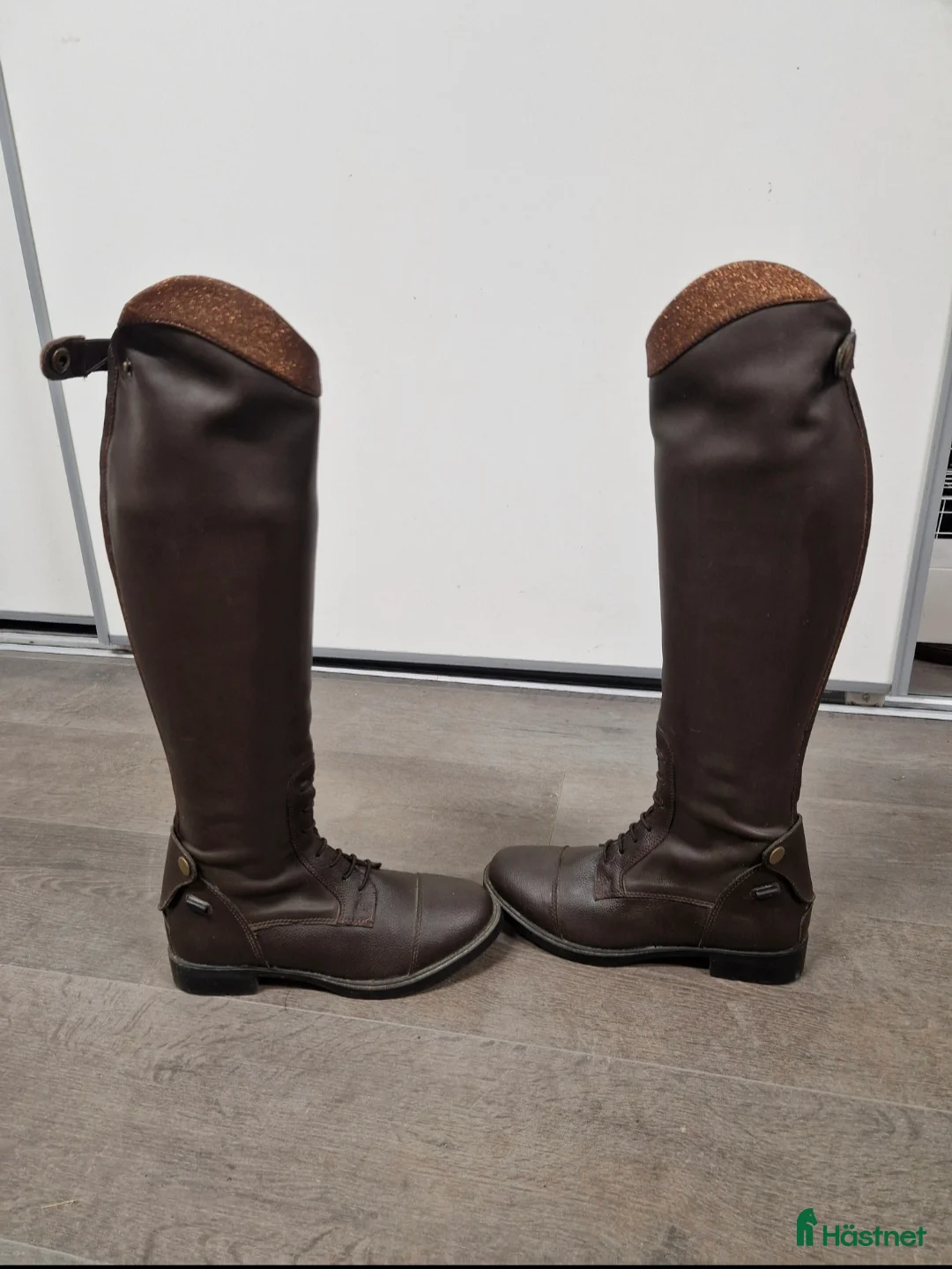 Ridstövlar ryttarutrustning till salu: Brun glitter ridstövlar  i Vassmolösa - Annons 1
