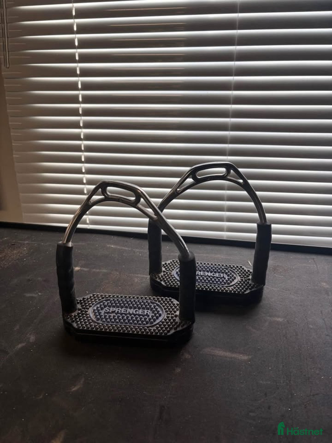 Stigbyglar hästutrustning till salu: Sprenger Bow Balance stigbyglar i Vetlanda - Annons 1