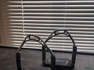 Stigbyglar hästutrustning till salu: Sprenger Bow Balance stigbyglar i Vetlanda - Annons 17