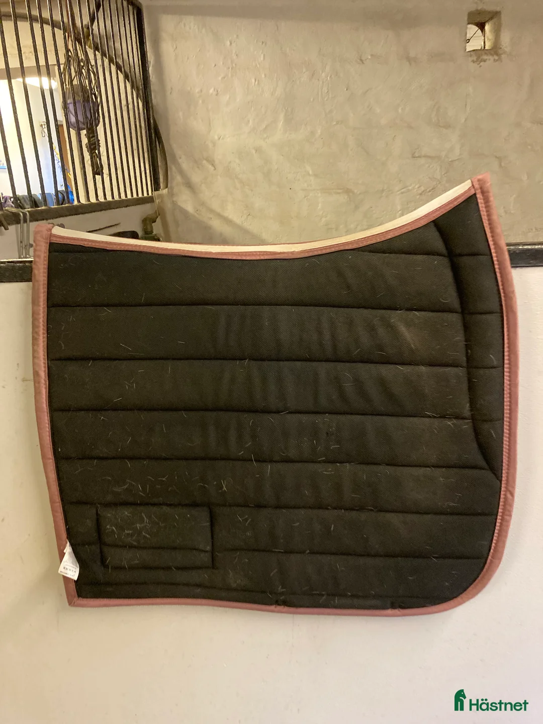 Schabrak & Vojlockar hästutrustning till salu: Rosa dressyr schabrak!💓 i Alnö - Annons 3