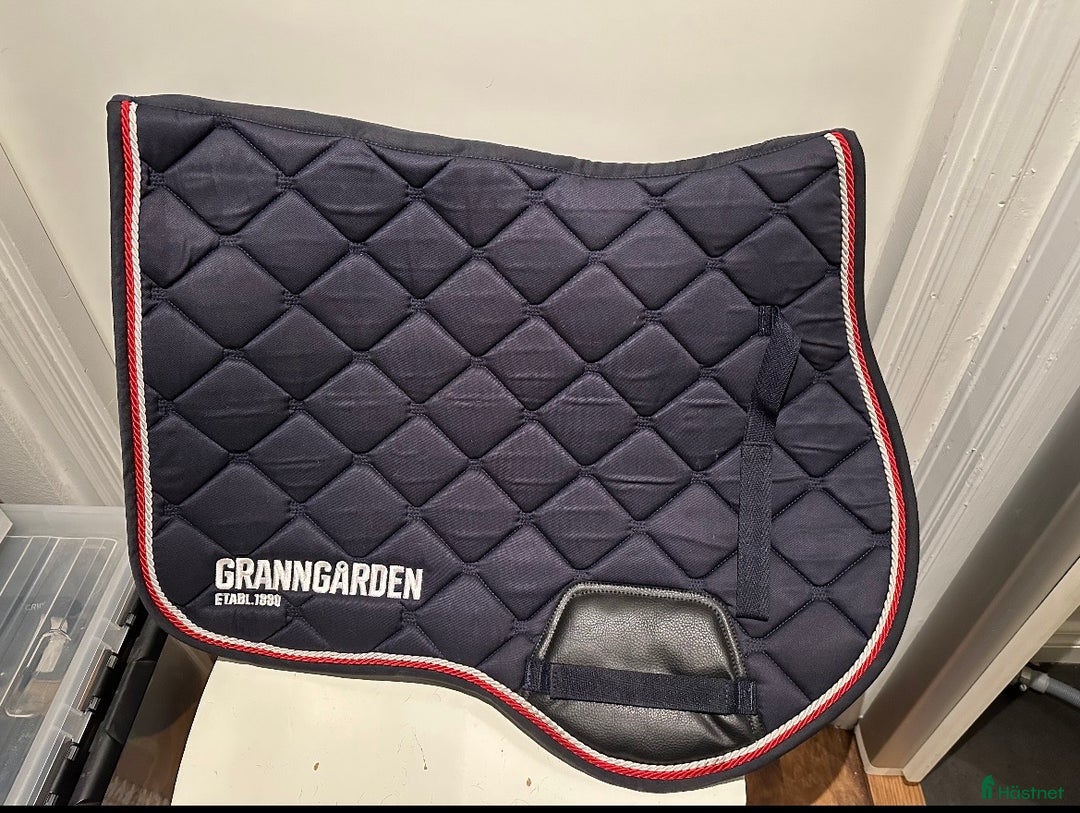 Schabrak & Vojlockar hästutrustning till salu: Marinblått hoppschabrak i Åre - Annons 2