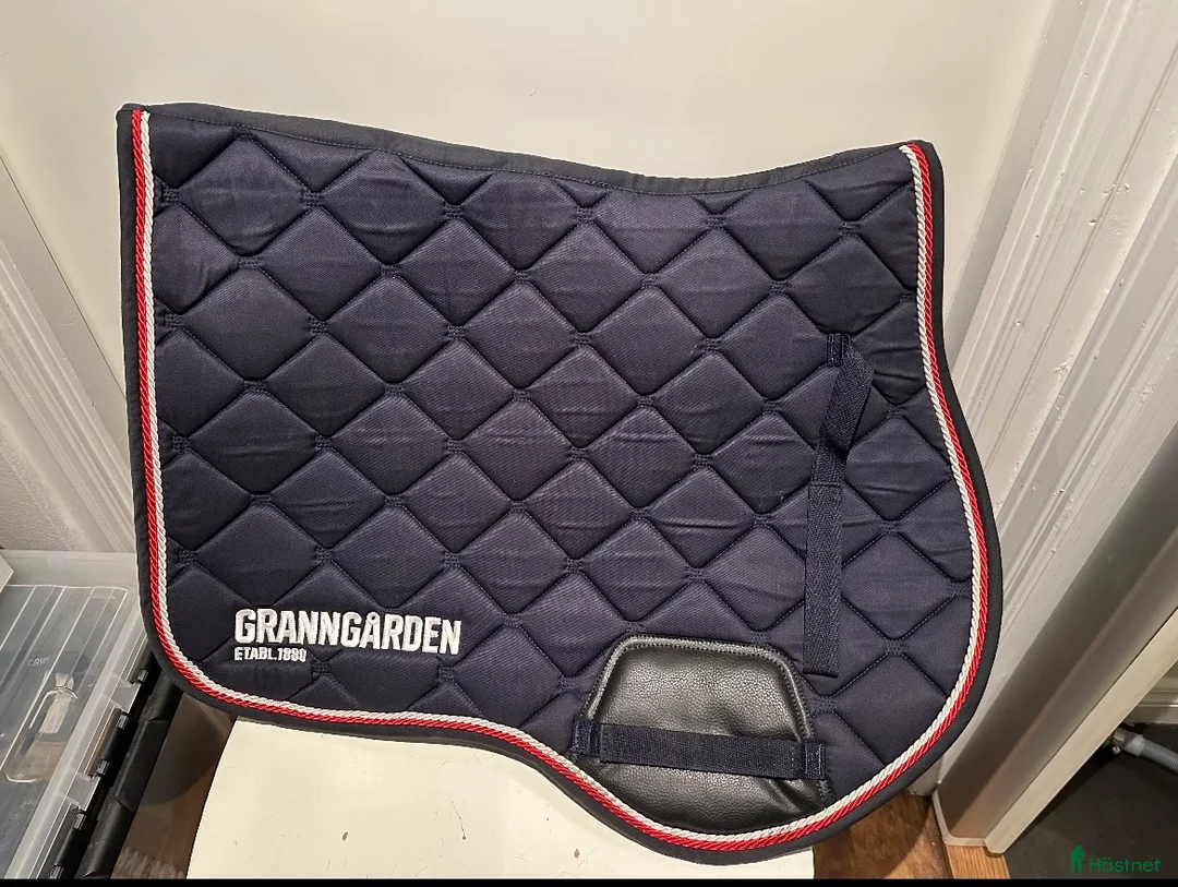 Schabrak & Vojlockar hästutrustning till salu: Marinblått hoppschabrak i Åre - Annons 2