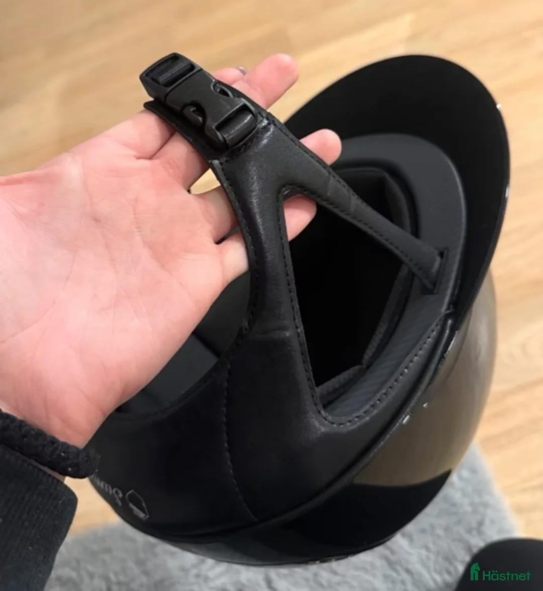 Hjälmar ryttarutrustning till salu: Miss Shield Glossy 2.0 Black Chrome - Annons 4