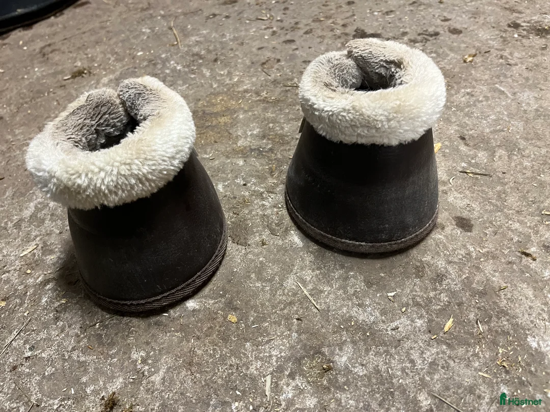 Benskydd hästutrustning till salu: Bruna boots med fluff i Landsbro - Annons 1