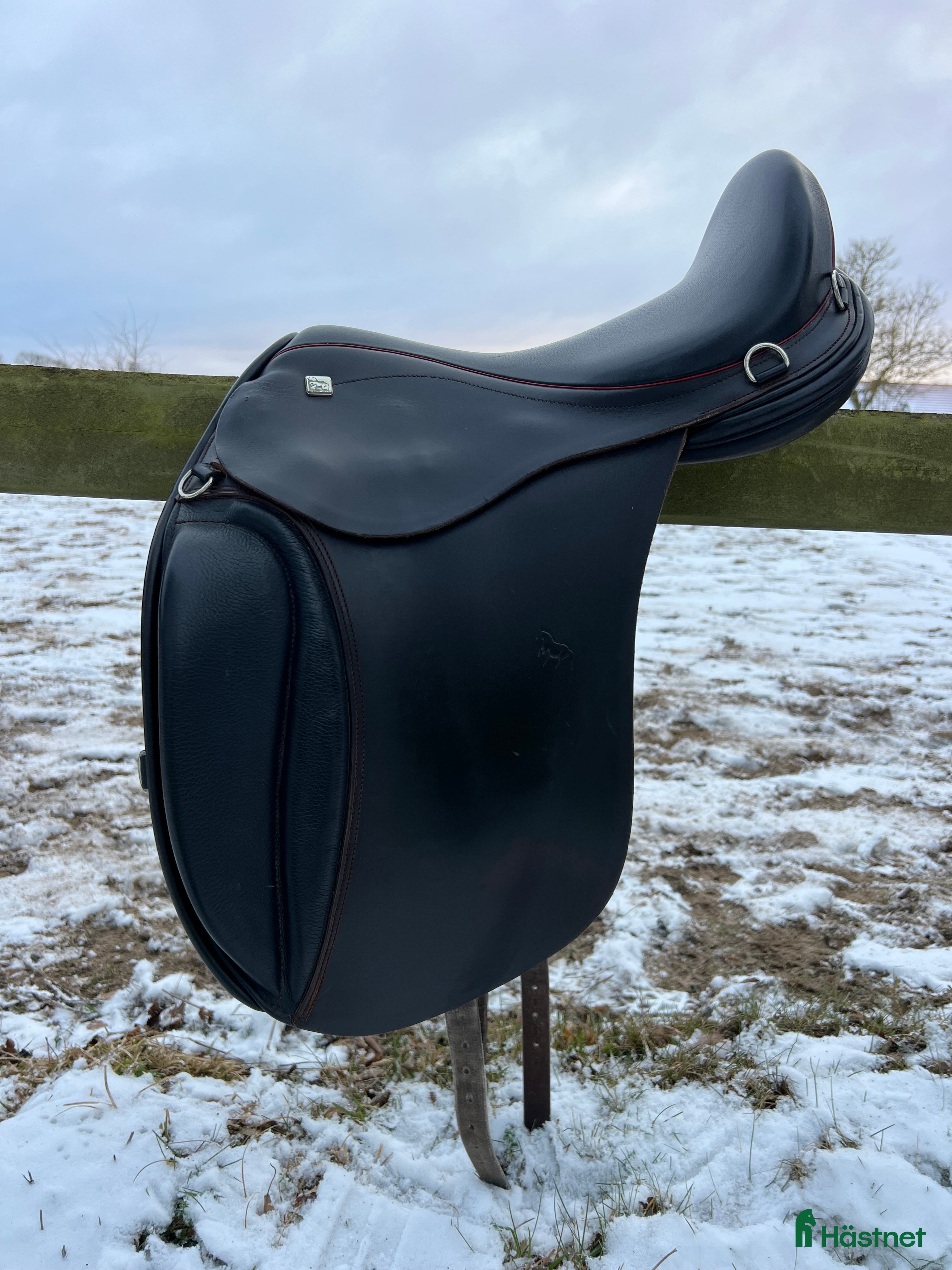 Sadlar hästutrustning Snygg svart dressyrsadel med röda detaljer - Annons 2