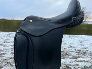 Sadlar hästutrustning Snygg svart dressyrsadel med röda detaljer - Annons 2