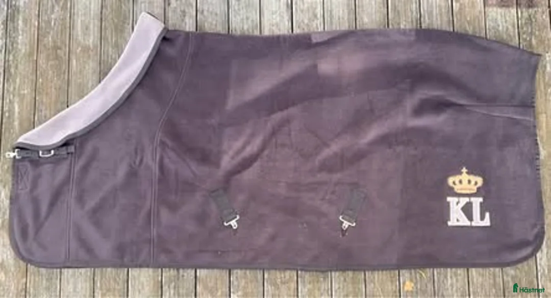 Täcken hästutrustning till salu: Kingsland fleecetäcke med teddy i Vallentuna - Annons 1