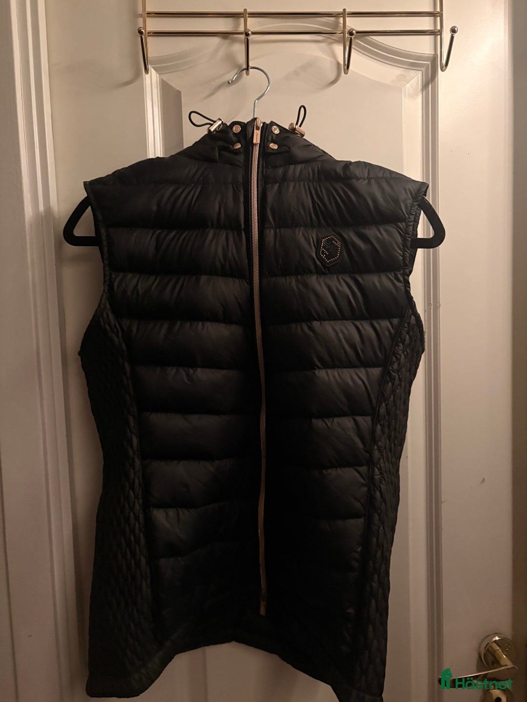 Jackor & Kavajer ryttarutrustning till salu: Svart Vestrum & samshield väst i Järfälla - Annons 3