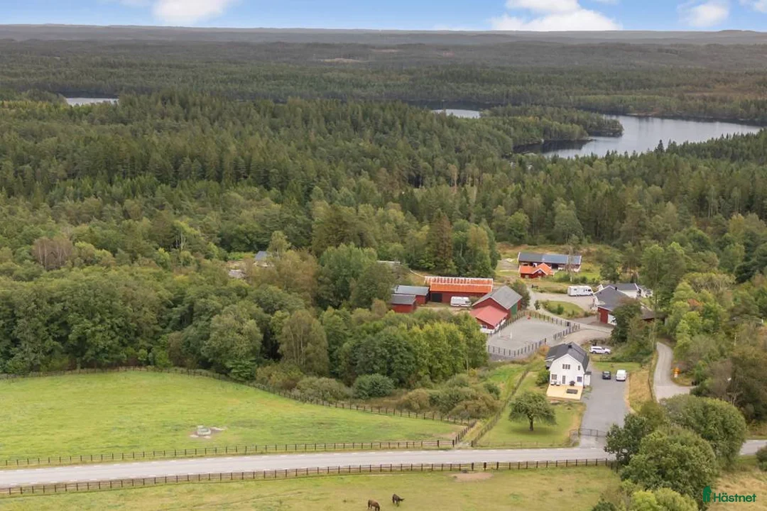  hästgårdar till salu: Hällingsjövägen 1664 i Kungsbacka - Annons 1