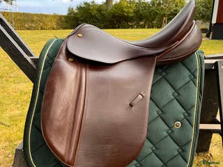 Sadlar hästutrustning Brun dressyrsadel säljes i nyskick i Hässleholm - Annons 10