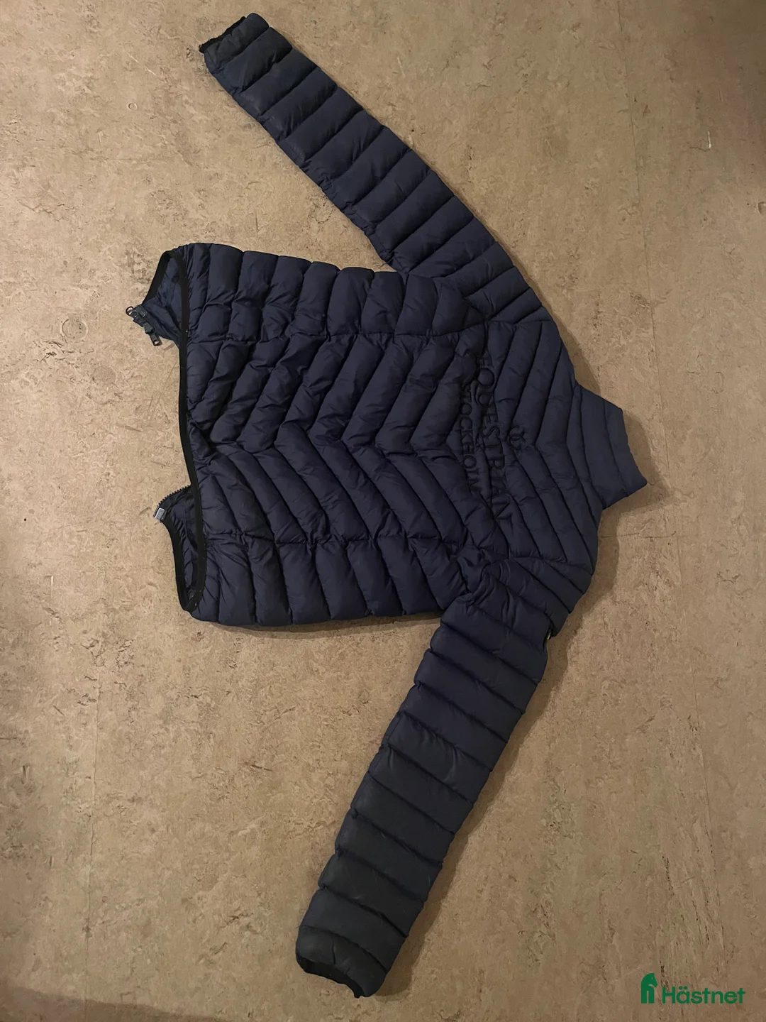 Jackor & Kavajer ryttarutrustning till salu: Superfin dunjacka från equestrian Stockholm💙 i Gemla - Annons 3