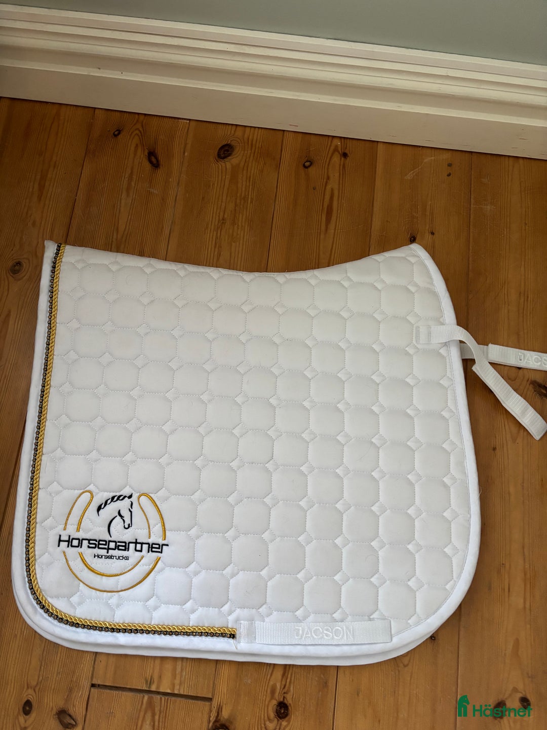 Schabrak & Vojlockar hästutrustning till salu: Fint vitt dressyrschabrak❣️ i Habo - Annons 2