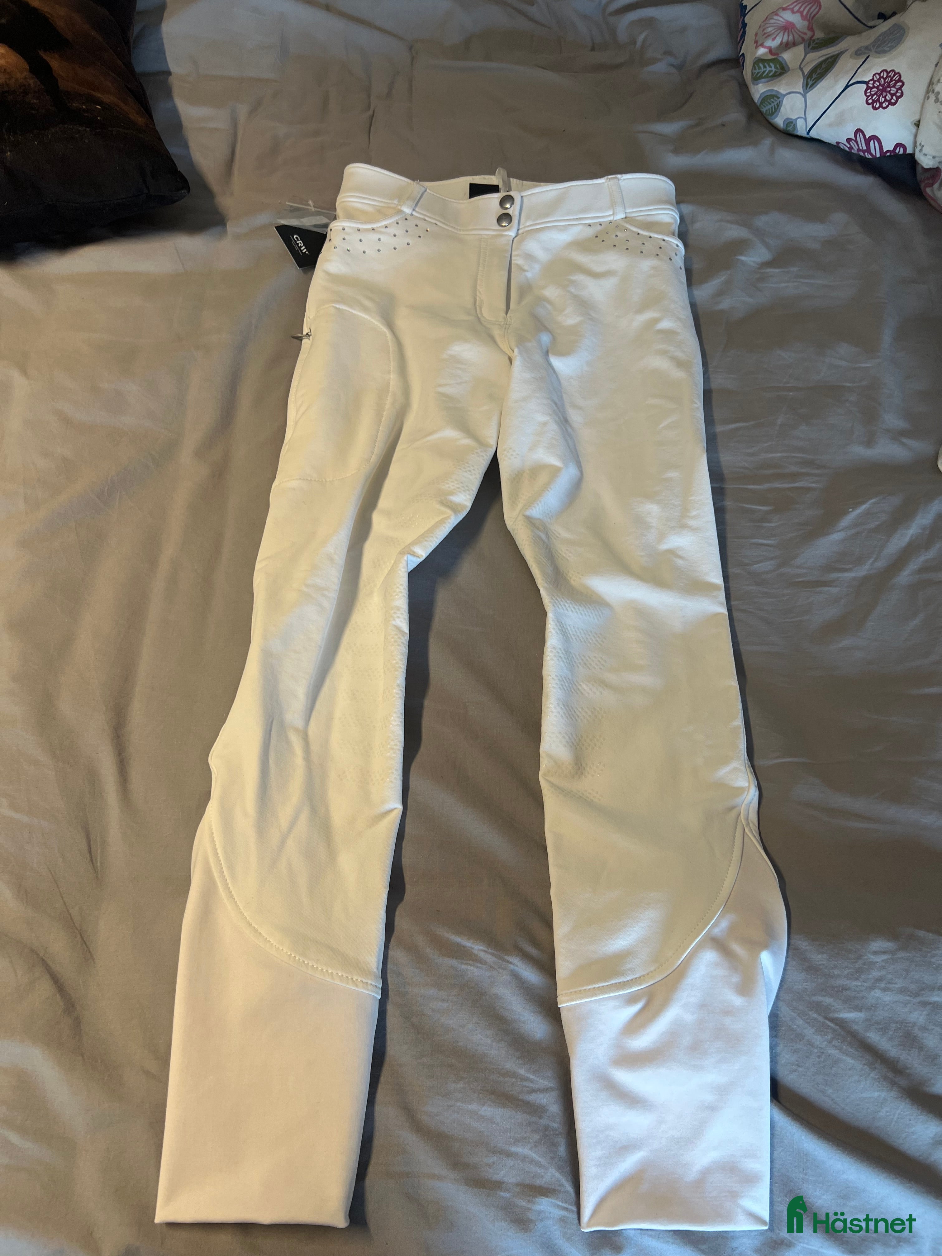 Ridbyxor ryttarutrustning till salu: Helt nya vita CRW byxor med lappen kvar🤍 i Kiruna - Annons 2