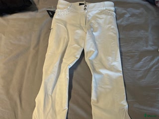 Ridbyxor ryttarutrustning till salu: Helt nya vita CRW byxor med lappen kvar🤍 i Kiruna - Annons 2