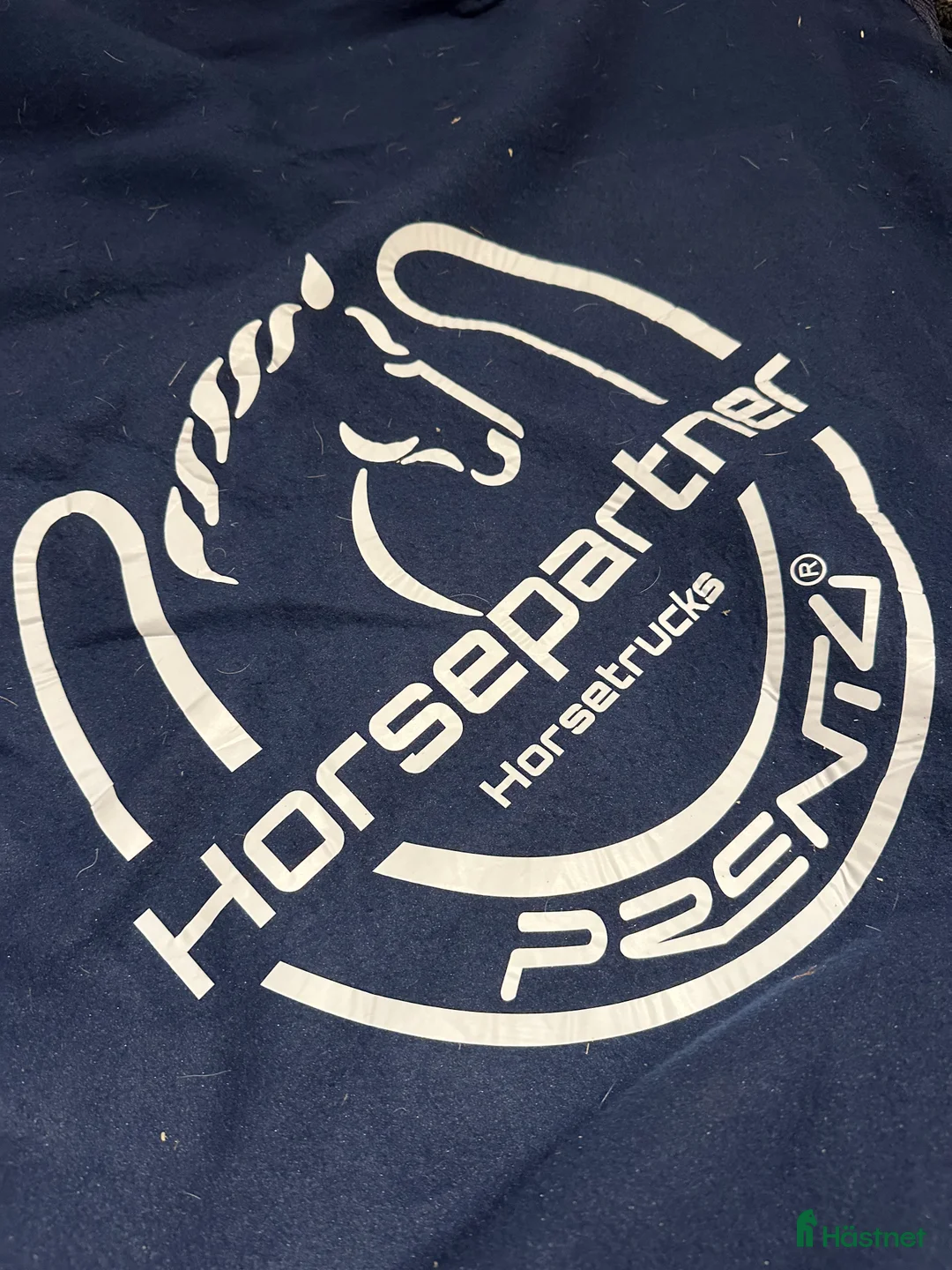 Täcken hästutrustning till salu: Fleece täcke i Lidingö - Annons 2