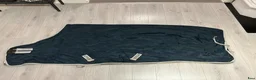 Täcken hästutrustning till salu: Amigo Insulator 200 g stalltäcke + halsdel - Annons 1