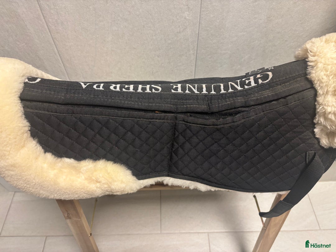 Sadeltillbehör hästutrustning till salu: Anatomisk fårskinnspad i Landskrona - Annons 3