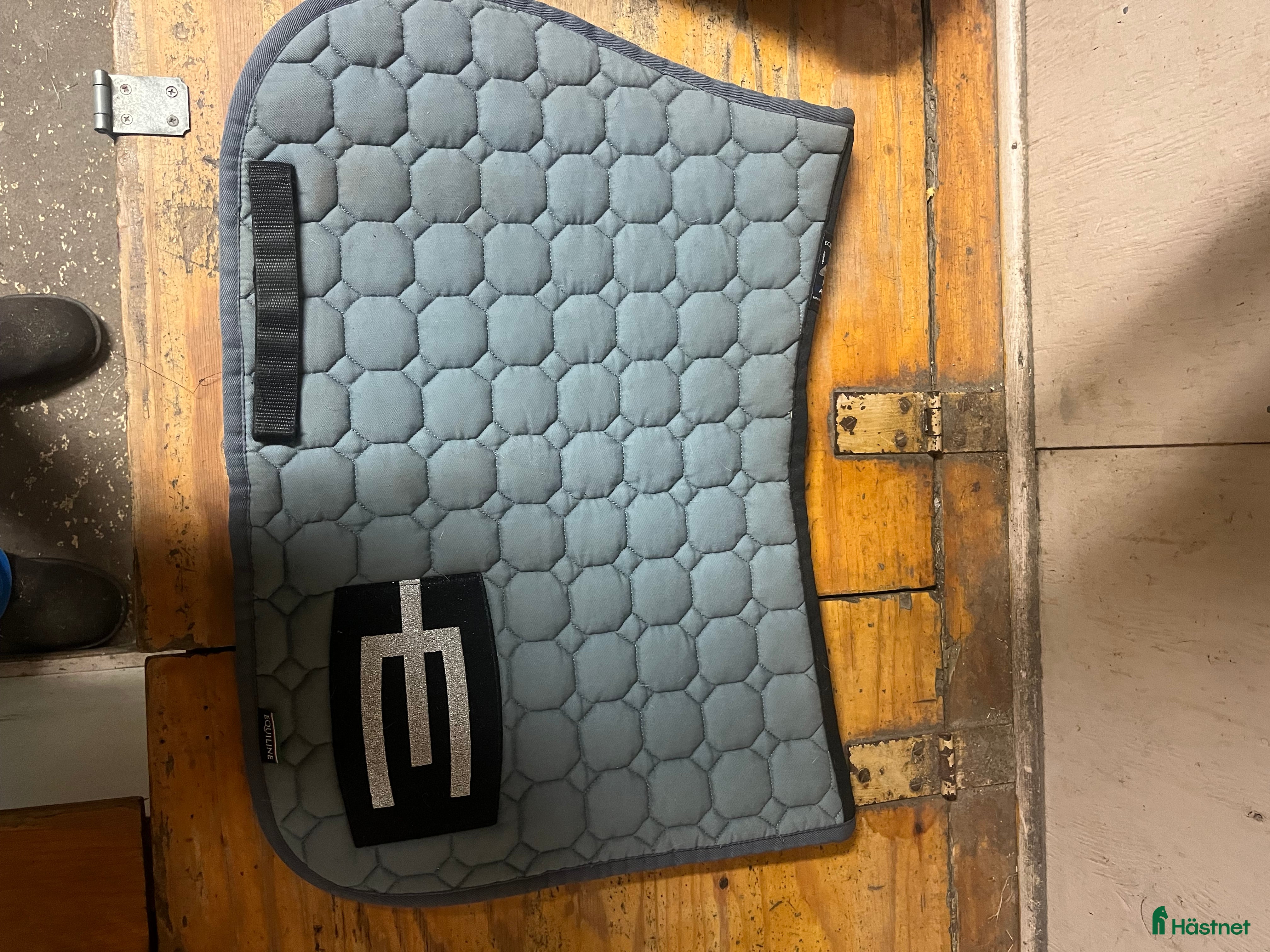 Schabrak & Vojlockar hästutrustning till salu: Grått E-logga schabrak i Mölndal - Annons 7