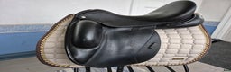 Sadlar hästutrustning till salu: Dressyrsadel i fint skick  i Skultuna - Annons 1