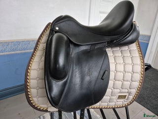 Sadlar hästutrustning till salu: Dressyrsadel i fint skick i Skultuna - Annons 9
