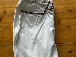 Ridbyxor ryttarutrustning till salu: Kingsland vita ridbyxor strl XL i Enköping - Annons 2