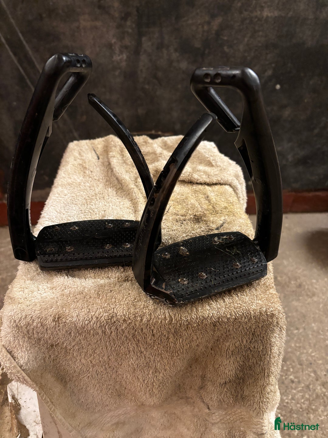 Stigbyglar hästutrustning till salu: Freejump pro i Visby - Annons 3