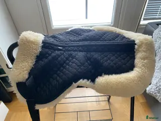 Sadeltillbehör hästutrustning till salu: Fårskinnspadd stl M i Uppsala - Annons 3