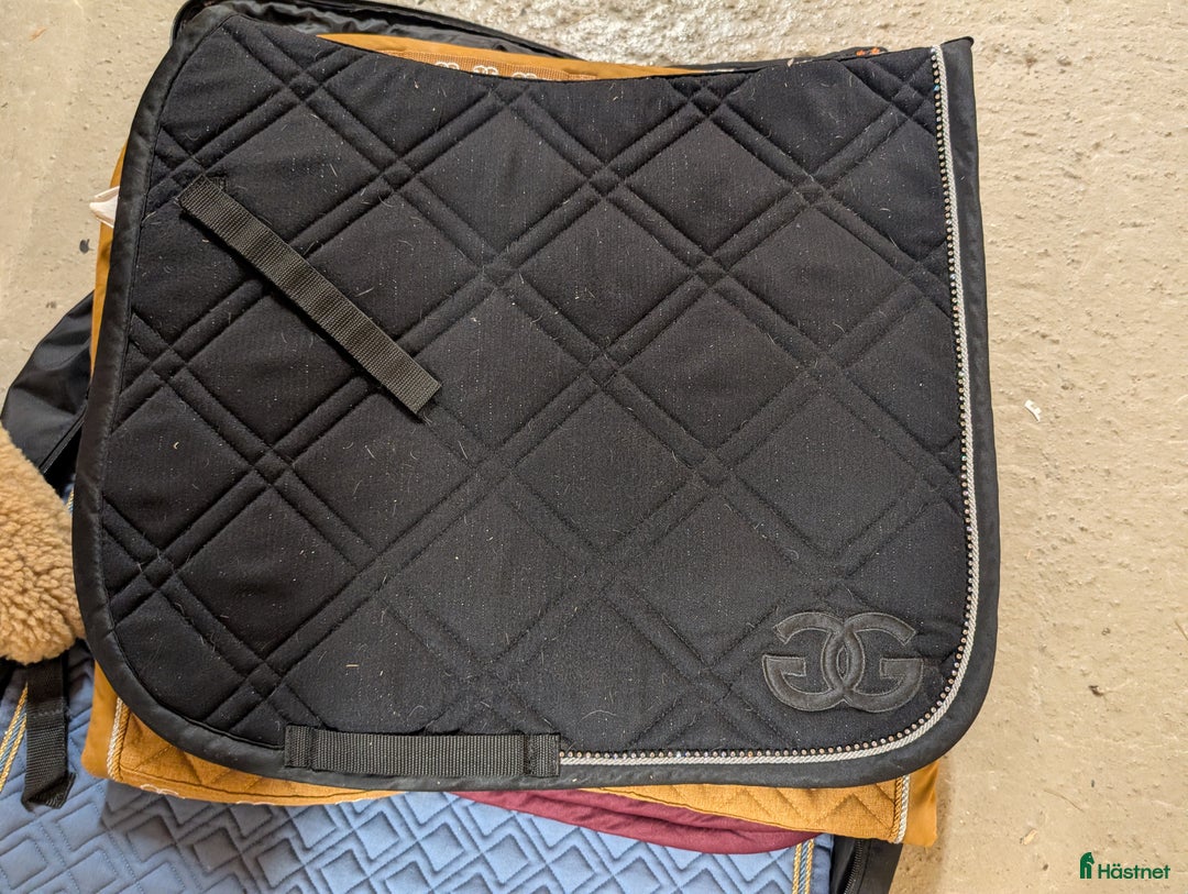 Schabrak & Vojlockar hästutrustning till salu: Diverse schabrak  i Nyköping - Annons 1