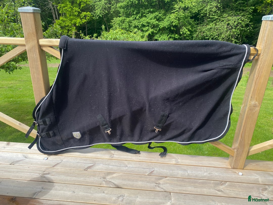 Täcken hästutrustning till salu: Svart fleecetäcke stl 125 i Skurup - Annons 1