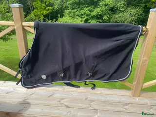 Täcken hästutrustning till salu: Svart fleecetäcke stl 125 i Skurup - Annons 1