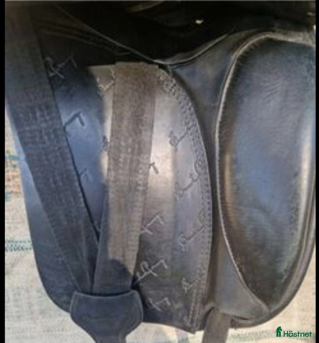 Sadlar hästutrustning till salu: Galet skön dressyrsadel  i Karlstad - Annons 2