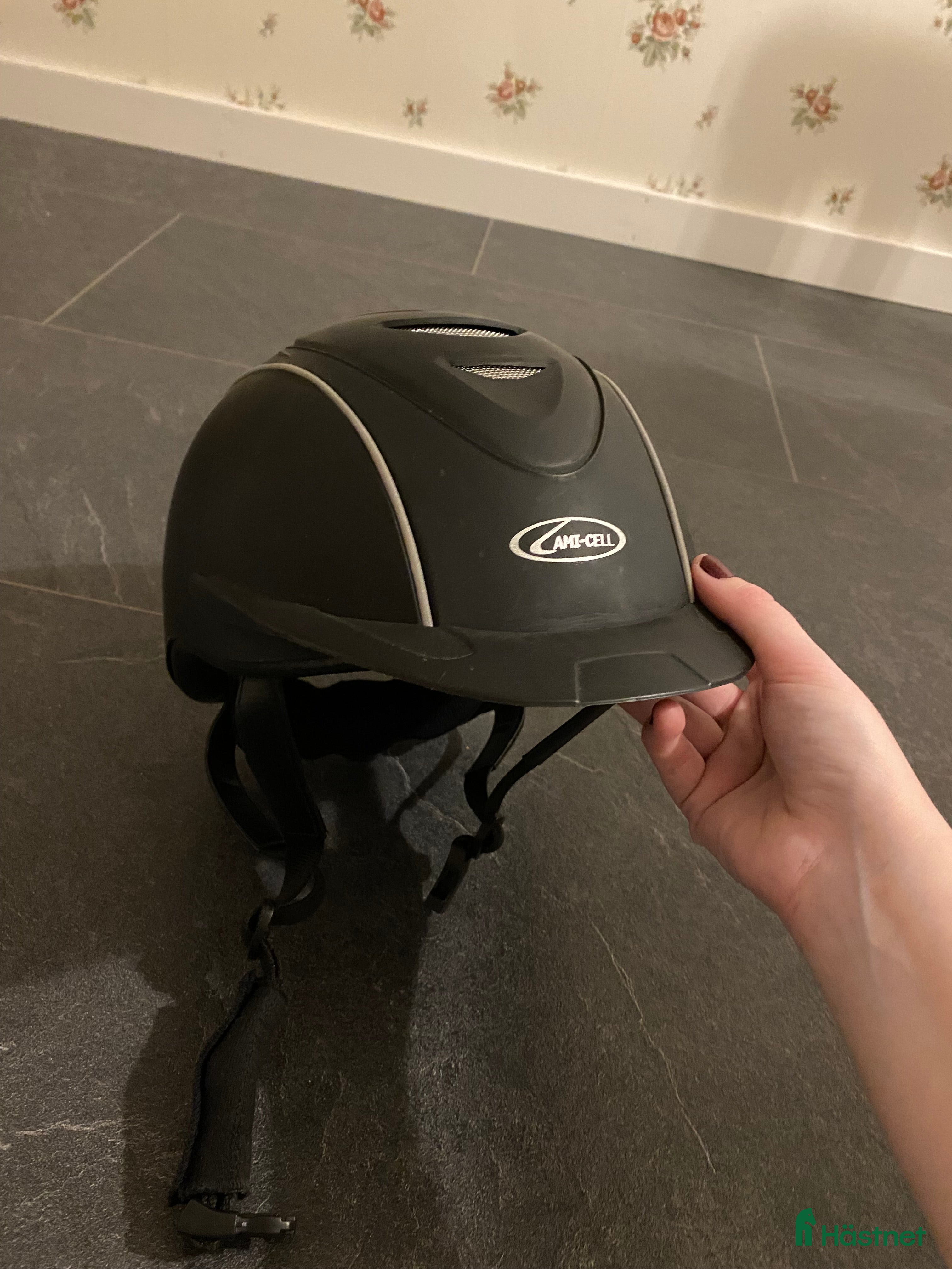 Hjälmar ryttarutrustning till salu: Justerbar hjälm från Lami-cell - Annons 1