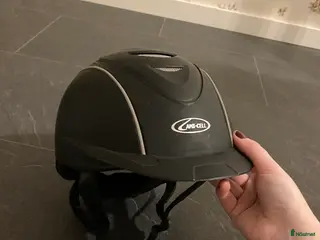 Hjälmar ryttarutrustning till salu: Justerbar hjälm från Lami-cell - Annons 1