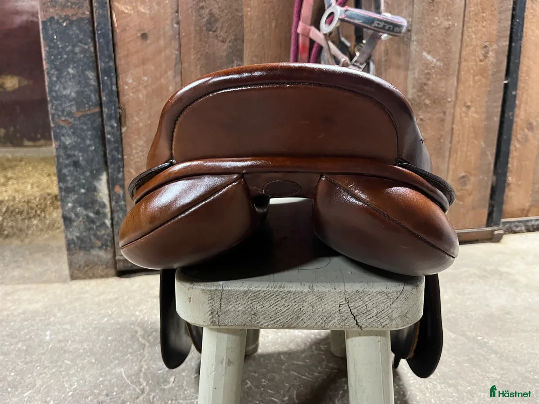 Sadlar hästutrustning till salu: Gudomligt skön hoppsadel från bates i Matfors - Annons 8