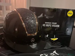 Hjälmar ryttarutrustning till salu: Hansbo golden chrome mips vision i Asarum - Annons 1