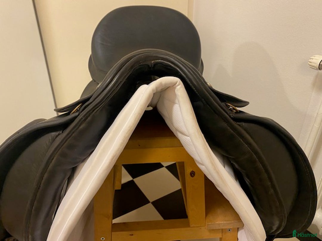 Sadlar hästutrustning till salu: Crown Ideal Jessica dressyrsadel 17 tum vid bom i Årsta - Annons 6