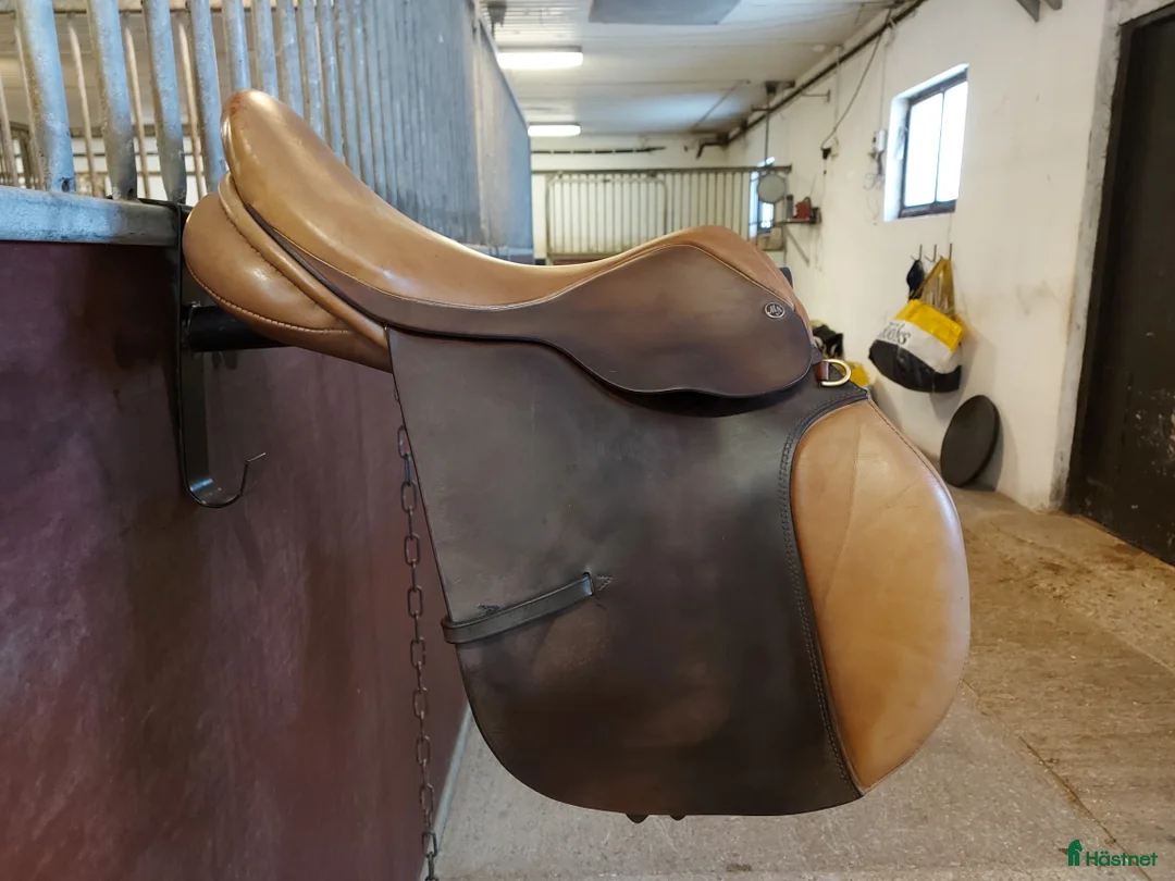 Sadlar hästutrustning till salu: Morris and Nolan hoppsadel i Åmål - Annons 2