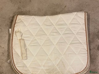 Schabrak & Vojlockar hästutrustning till salu: Vitt Fairfield schabrak 💗 i Hammarö - Annons 8